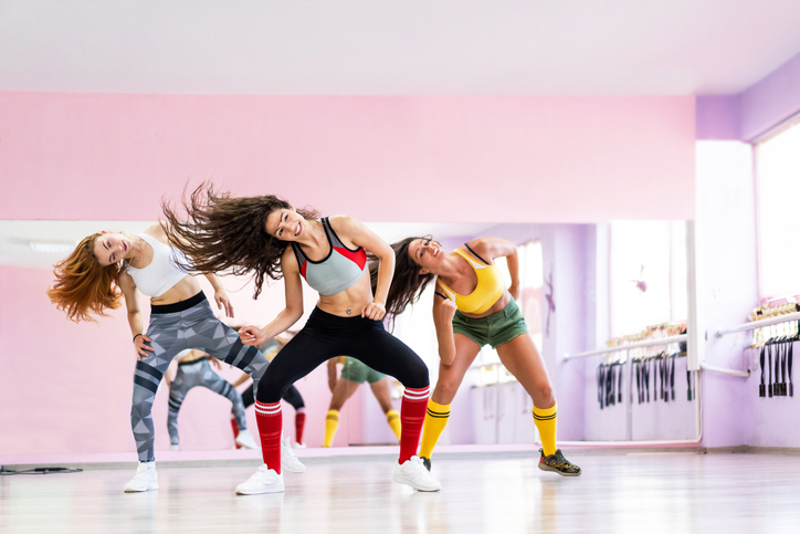 Hướng dẫn các bước nhảy Zumba cơ bản cho người mới tập 8 A guide to Zumba and dance: benefits and workouts - Health & Wellbeing