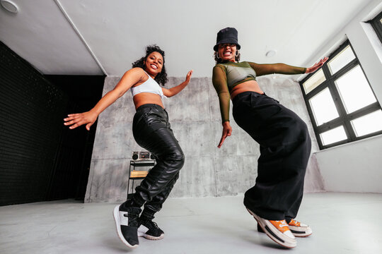 Hướng dẫn cách tự tập nhảy Hip Hop tại nhà hiệu quả 8 Hip Hop Dance African American Images – Browse 7,712 Stock Photos, Vectors, and Video | Adobe Stock
