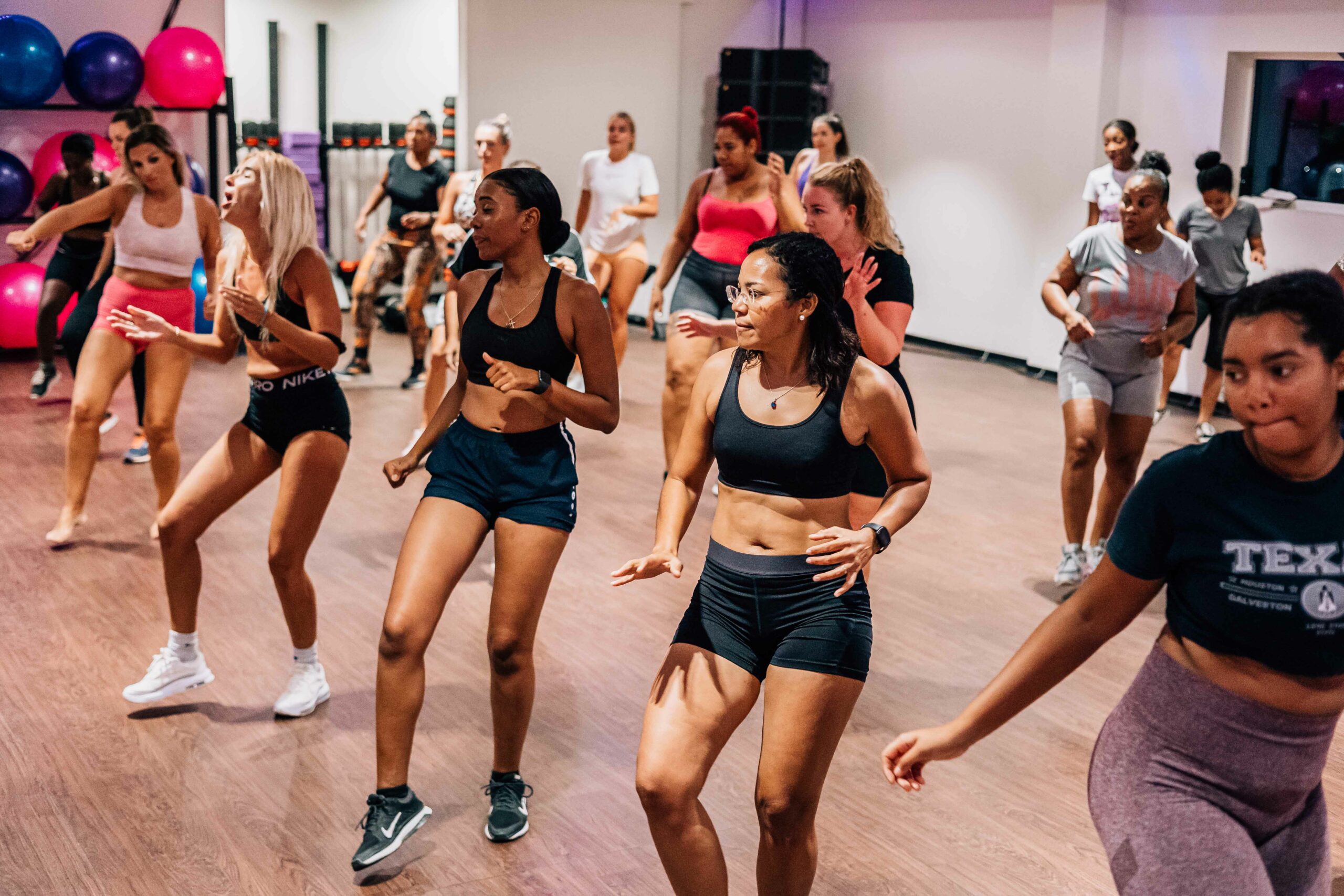 Tập học nhảy có giúp giảm cân nhanh và hiệu quả không? 10 Zumba Dance Workout - Dreamz Fitness