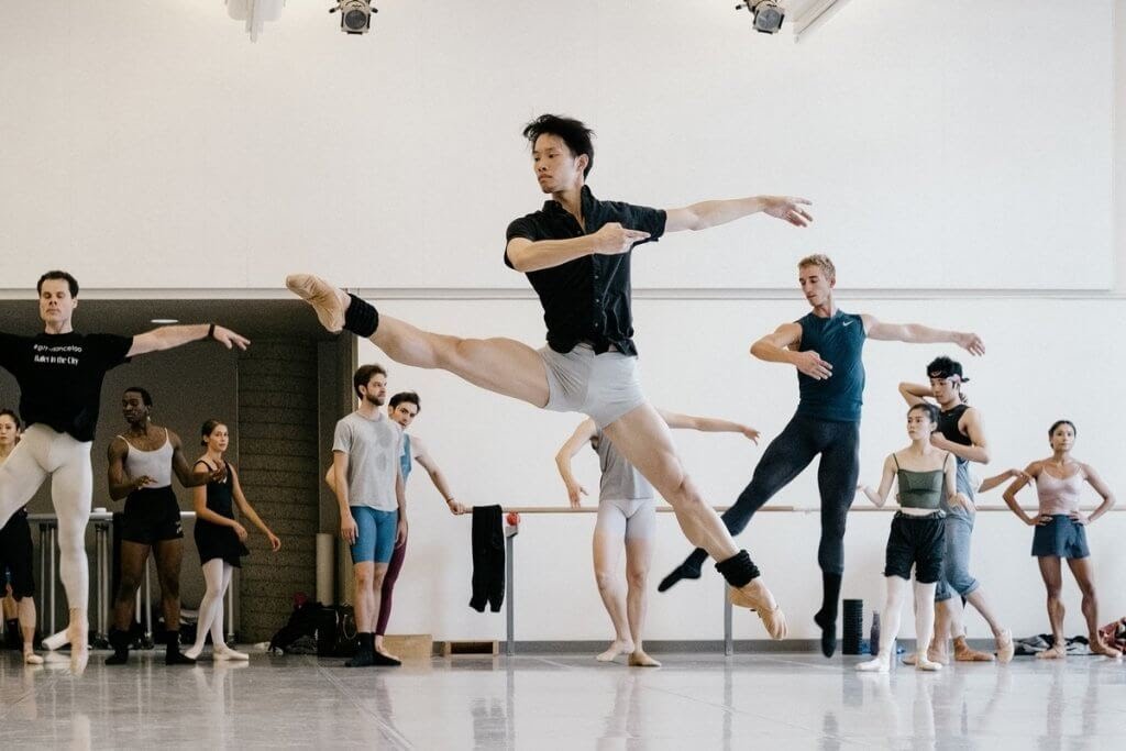 Khóa học múa đương đại từ cơ bản đến chuyên nghiệp nhất 10 A Peak Inside Professional Company Ballet Class – The Ballet Spot
